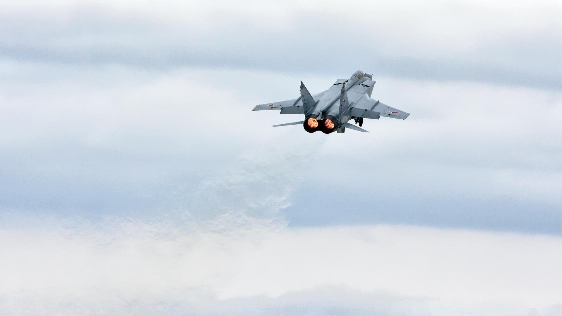 电竞直播平台竞争白热化,谁能成为下一代市场霸主?,电竞直播间