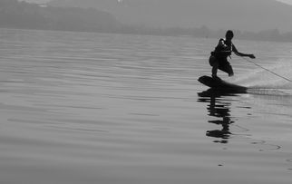 爱游戏体育APP下载-“宽板滑水：东三叉湖赛场见证新一代水上运动的崛起”